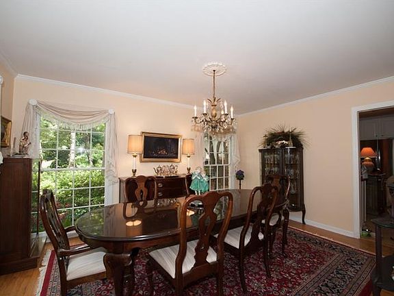 5th image of 383 Redwood Dr