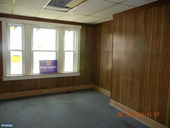 4th image of 2505 N Market St