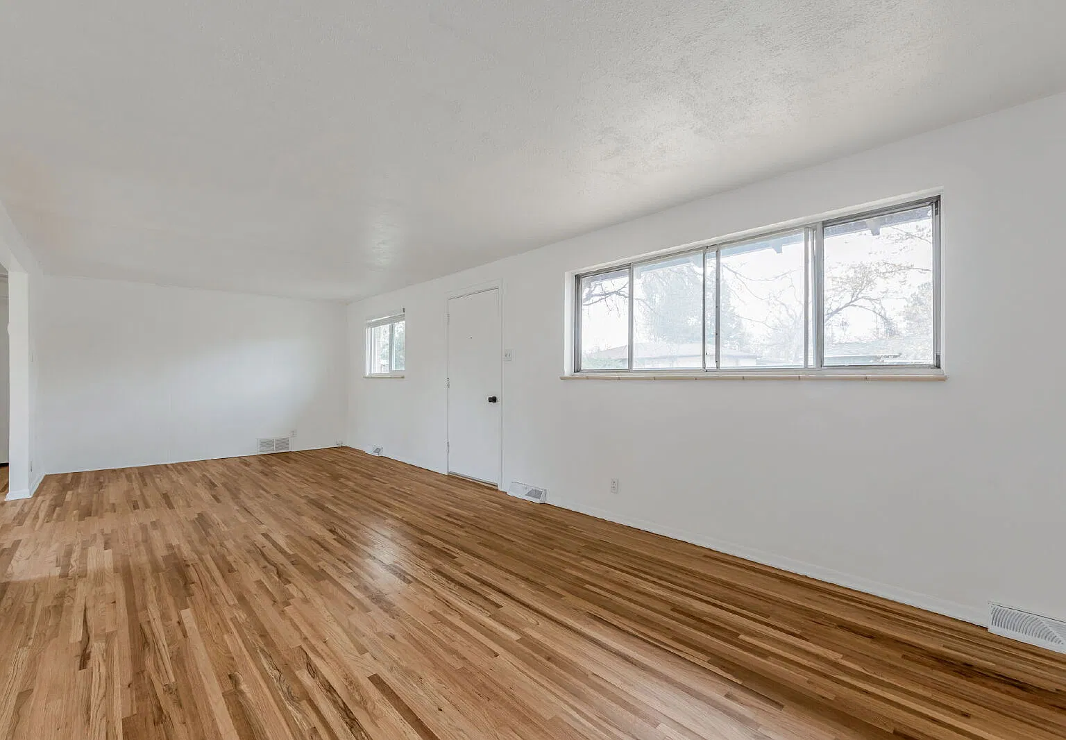 3 bed, 2.0 bath, 1017 sqft, $2,740 — Photo 4