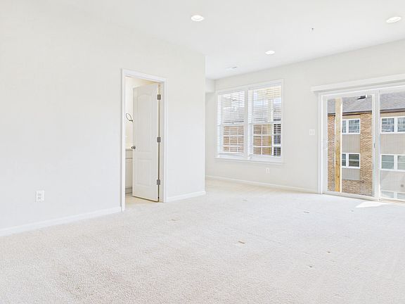 4th image of 33 Chester Ct