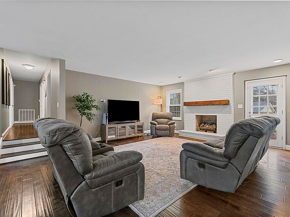3rd image of 2611 Thompson Dr