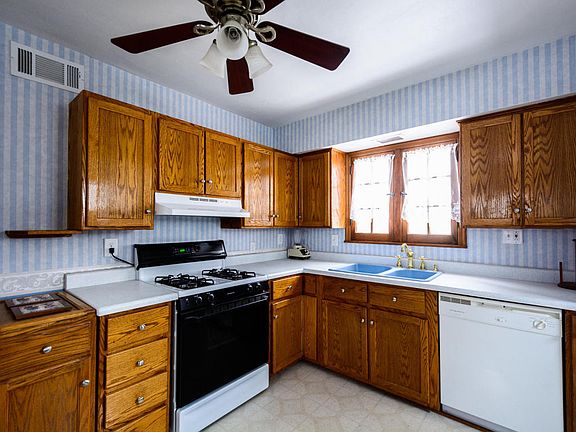 5th image of 10532 W Everett Cir