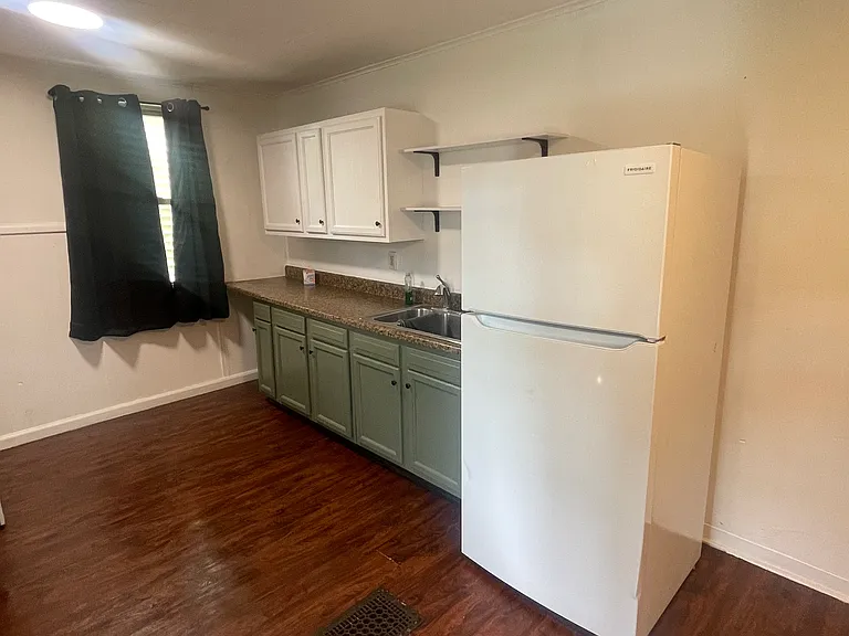 544 1/2 Lyell Ave — Photo 3