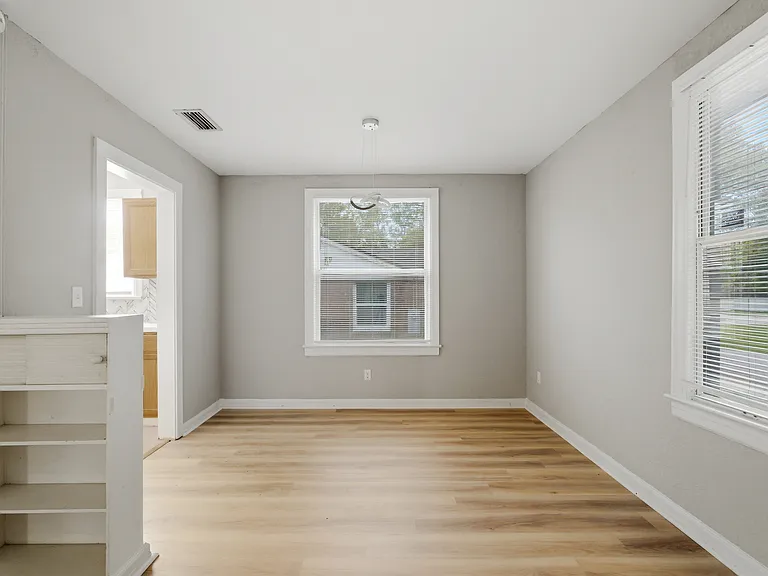 2114 Merrill Ave — Photo 6