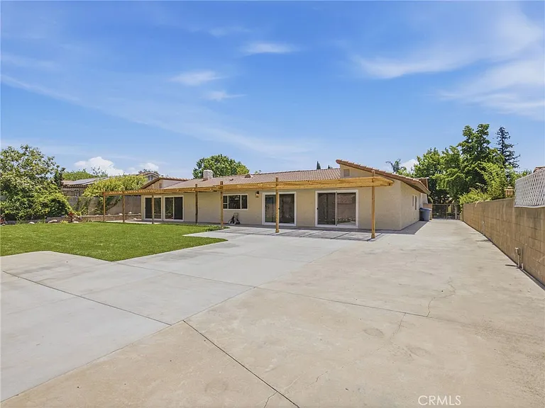 225 Armstrong Dr — Photo 37