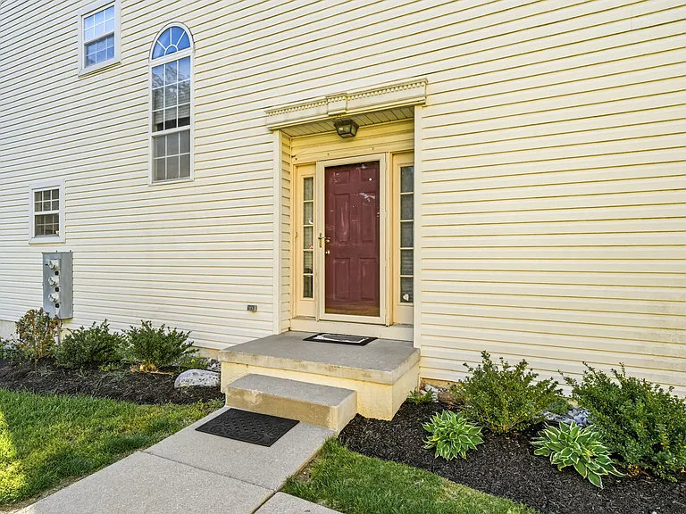 327 Allens Ln — Photo 3
