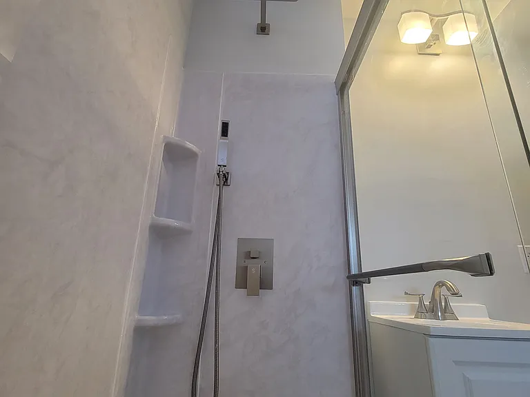 2550 Montrose Ave — Photo 11