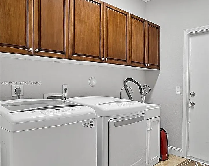 6807 NW 66th Way — Photo 34