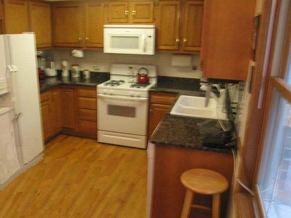 Kitchen 3 sided for pleanty of counter space