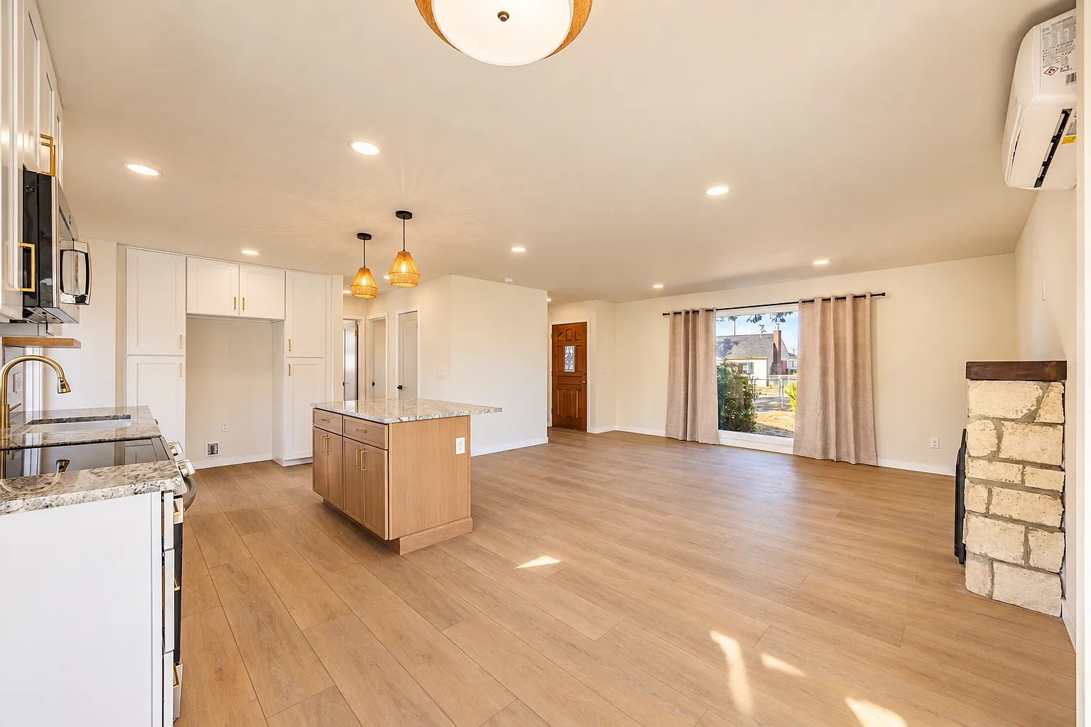 2 bed, 944 sqft, $1,950 — Photo 2
