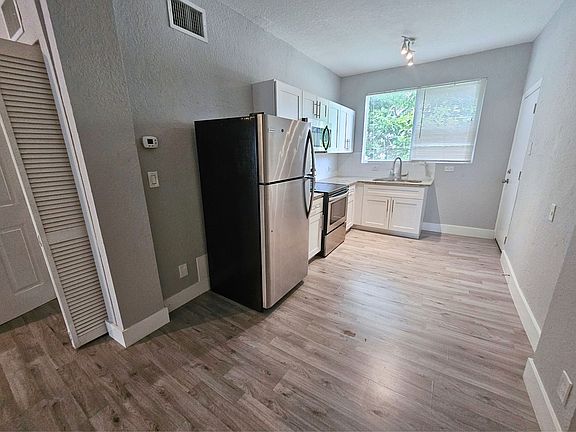 5th image of 702 S 17th Ave #7