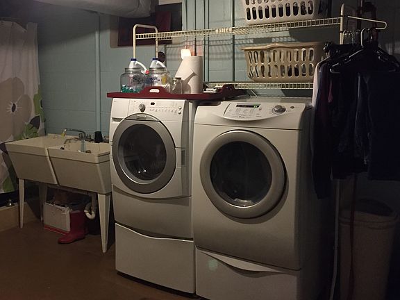 Basement laundry w/walkout 