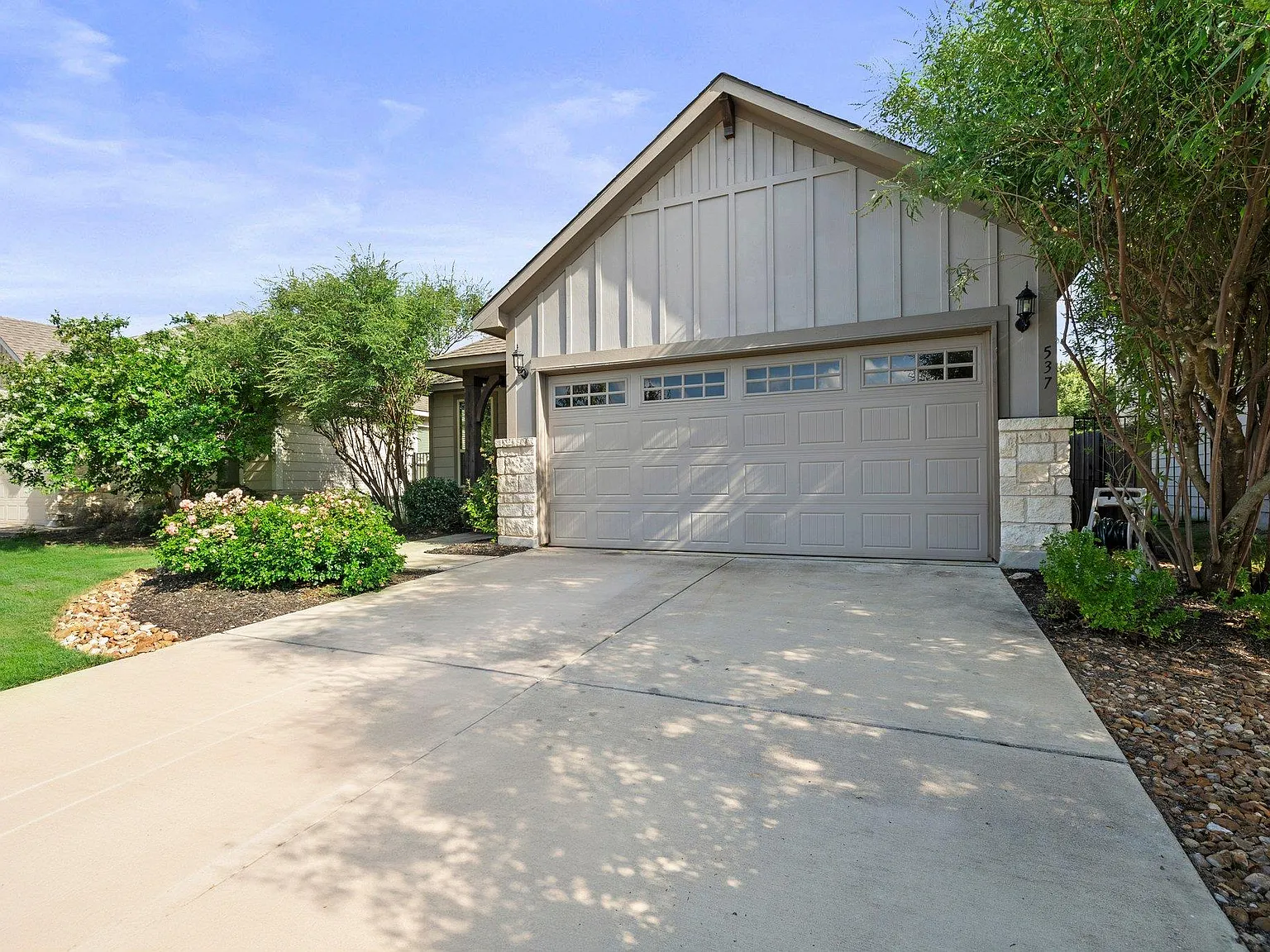 3 bed, 2.0 bath, 1393 sqft, $2,300 — Photo 3