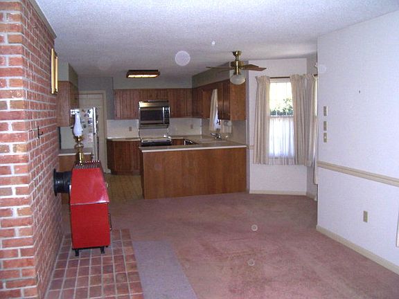 4th image of 18456 Essex Dr