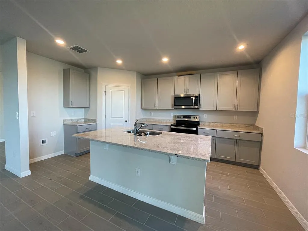 4 bed, 3.0 bath, 2631 sqft, $2,900 — Photo 2