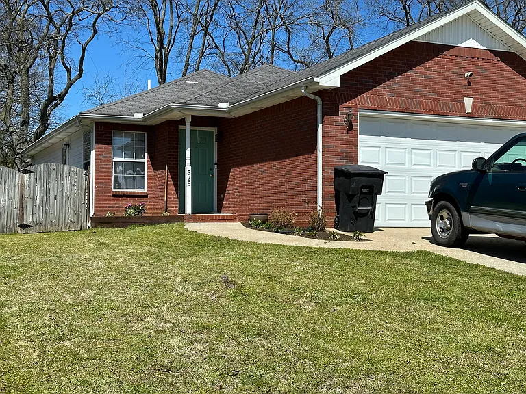 528 Freedom Ct — Photo 1