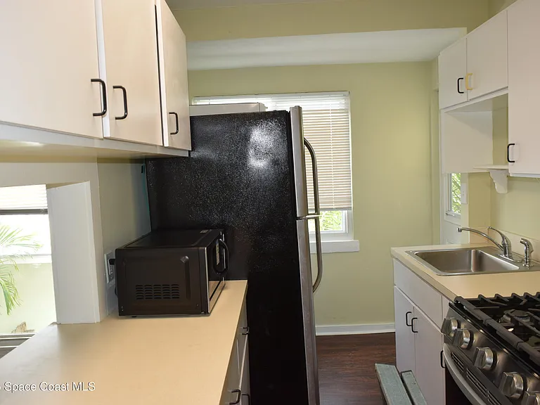 658 Young St #1 — Photo 8