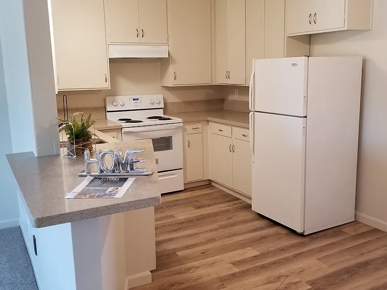 Valley Manor Apartments — Photo 15