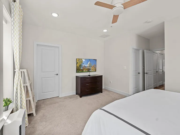 813 Rockwell Ave #813 — Photo 15