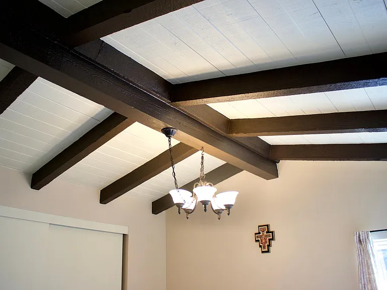lofted ceiling in masterbedroom