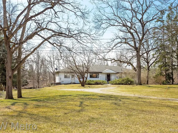 49151 Ridge Ct, Northville, MI 48168