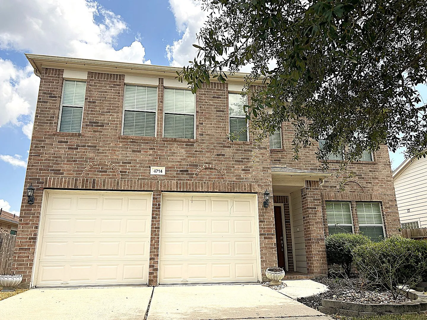 Large Kingwood Home Located on Cul-de-sac — Photo 1