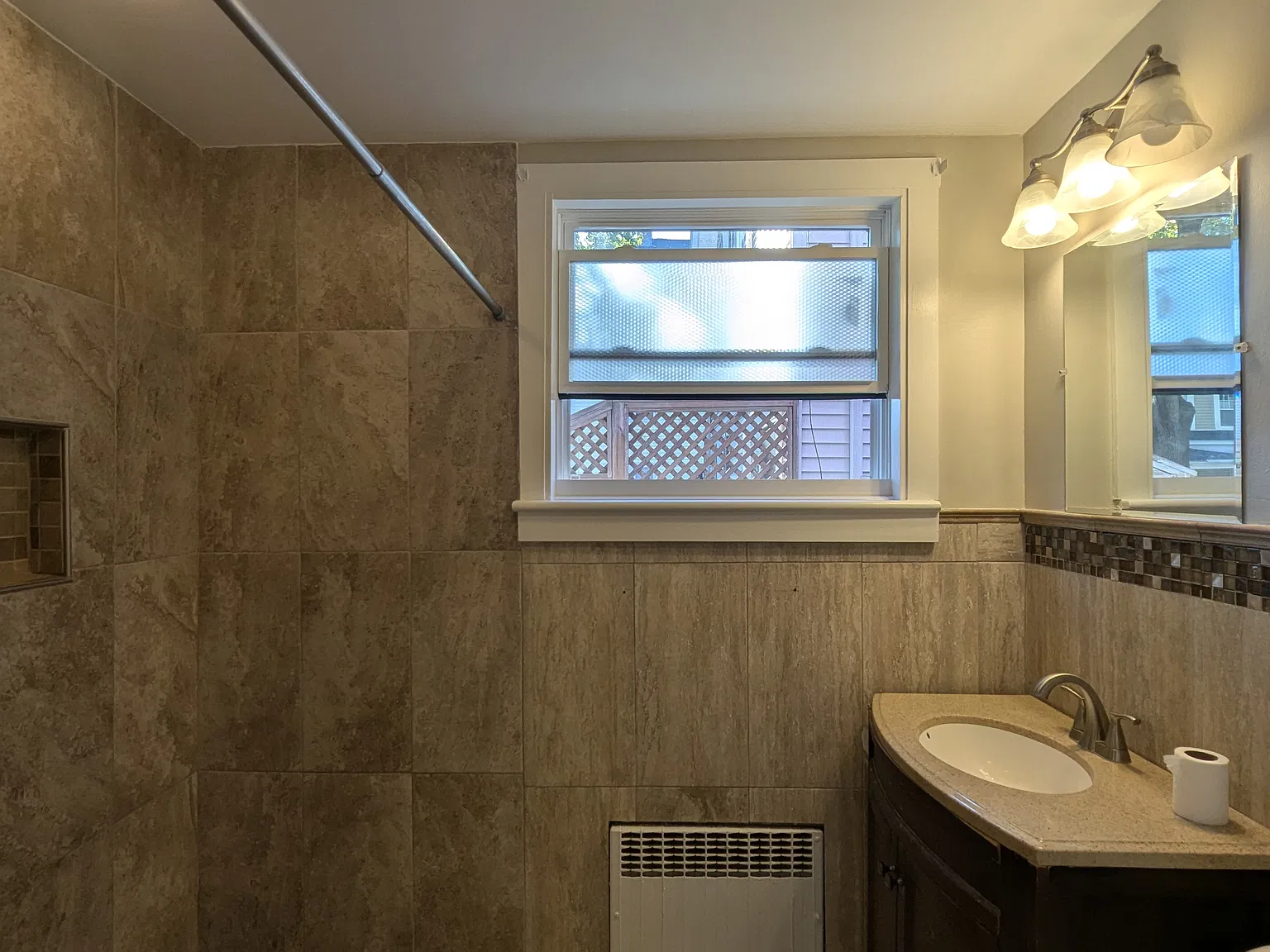 3 bed, 1150 sqft, $2,000 — Photo 3