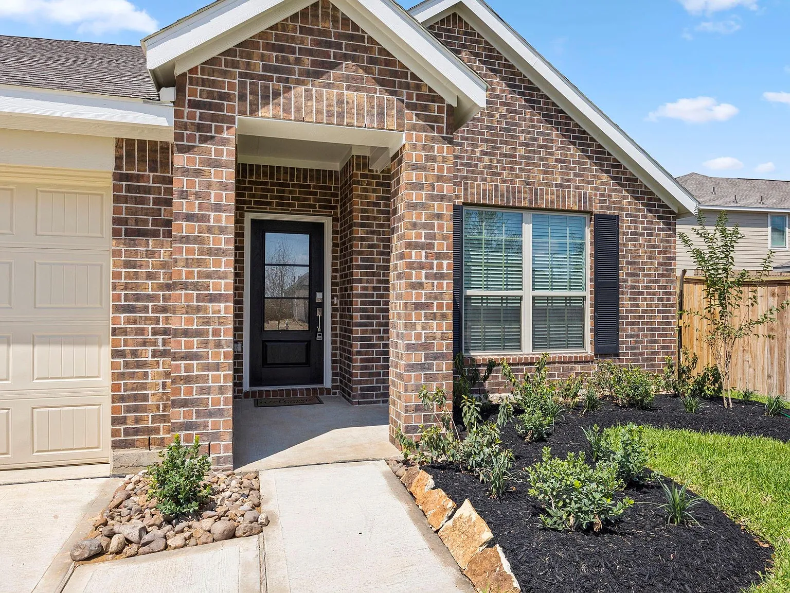 4 bed, 2.5 bath, 1932 sqft, $2,100 — Photo 3