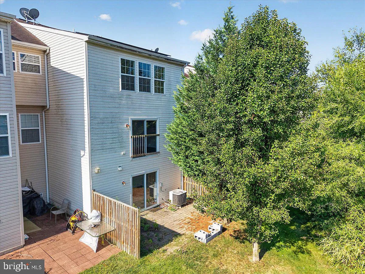 3 bed, 3.5 bath, 2400 sqft, $1,800 — Photo 4