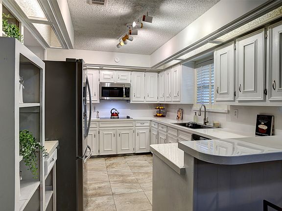 3rd image of 2918 Apple Valley Dr