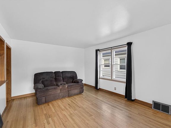 3rd image of 1504 Russet STREET