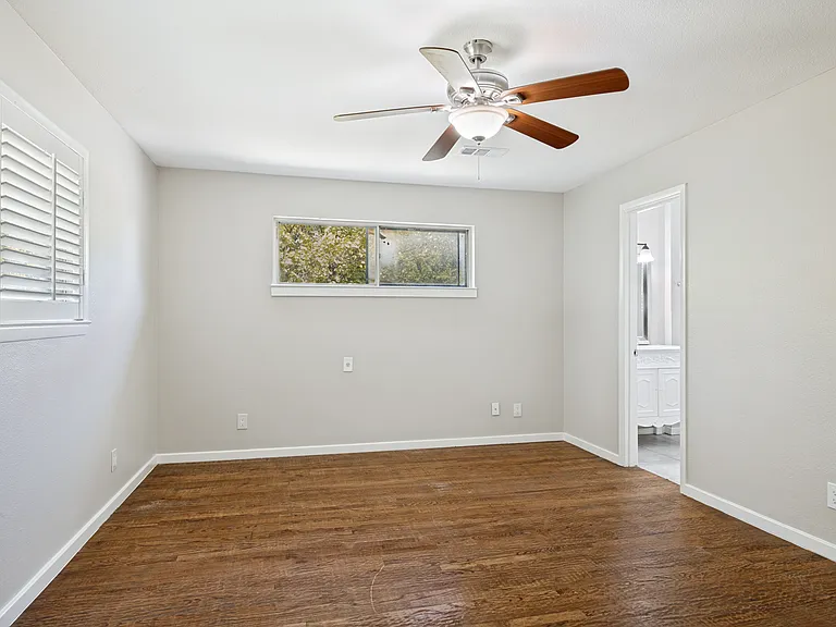 1913 Landa Dr — Photo 9