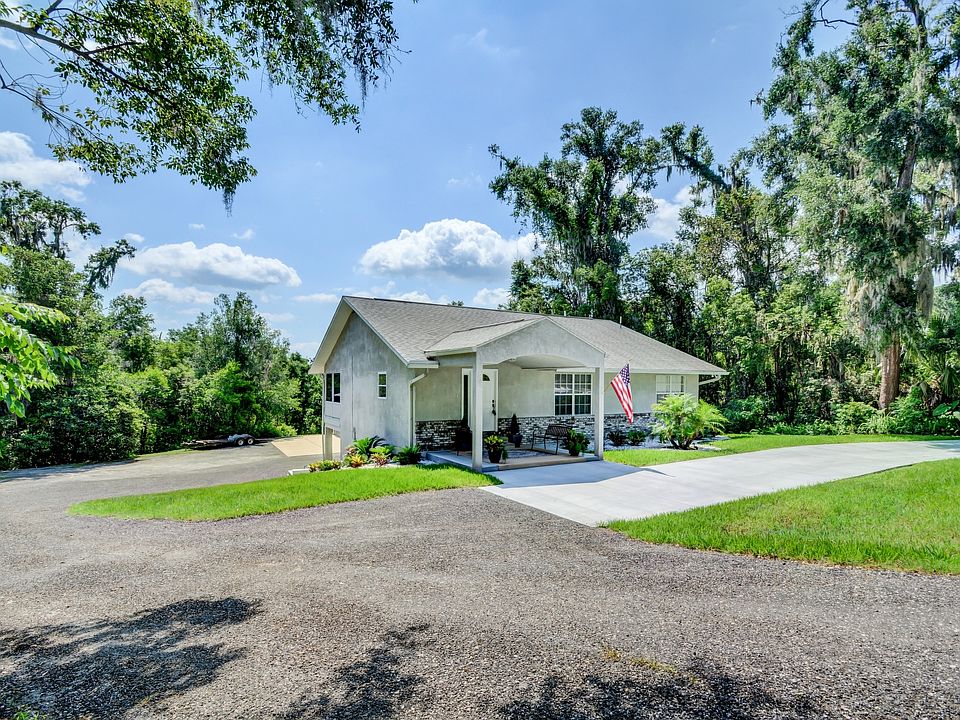 1st image of 300 S Carpenter Ave