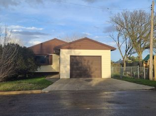 409 1st Ave SE, Bowman, ND 58623