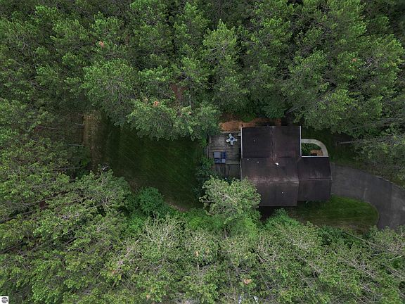 3rd image of 19980 Pine Woods Dr