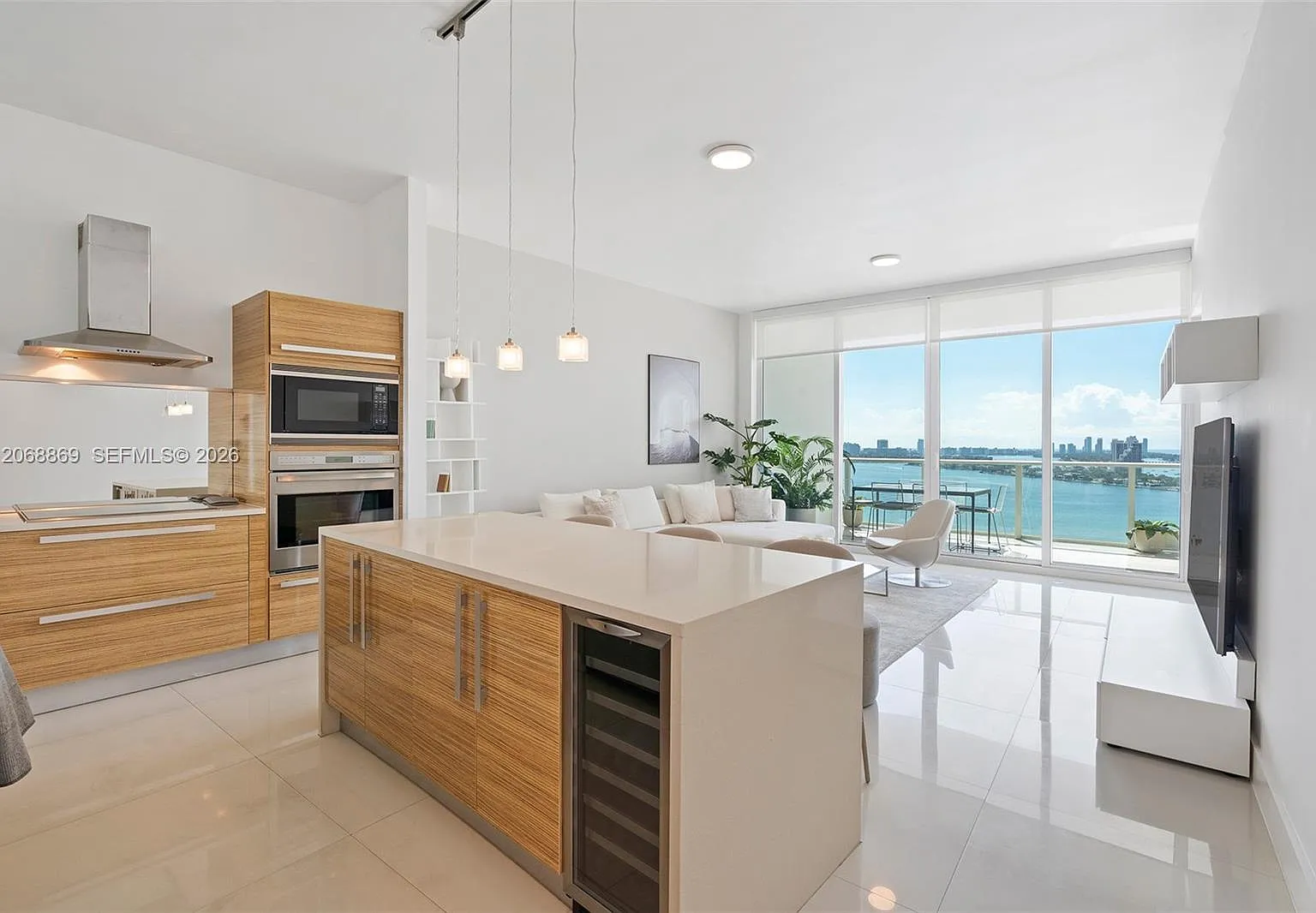 Paramount Bay Condo — Photo 2