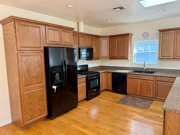 5th image of 4163 Lincoln Ave #4163