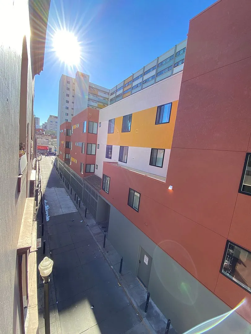 Renovated, Top Floor, Street-facing Private Room — Photo 4