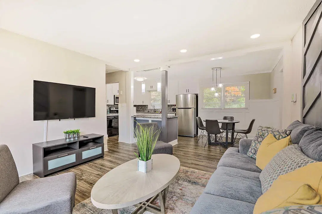 3 bed, 1100 sqft, $2,199 — Photo 2