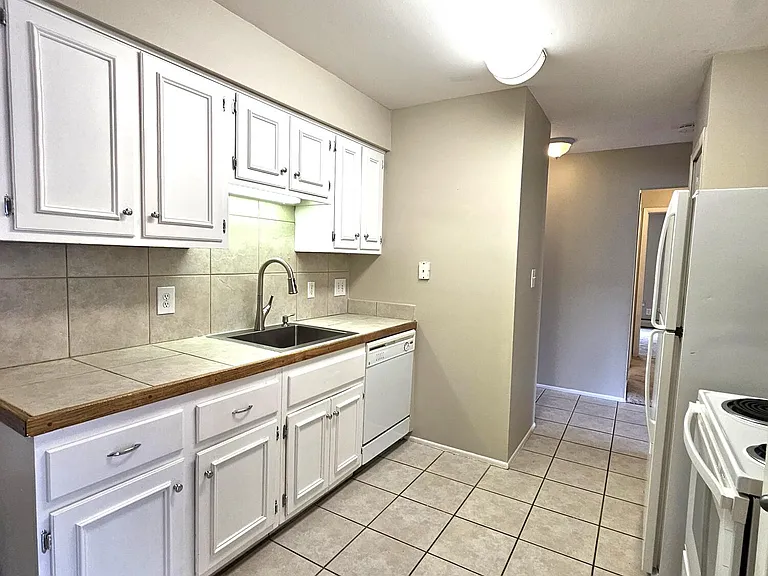 739 W Maple Rd — Photo 7