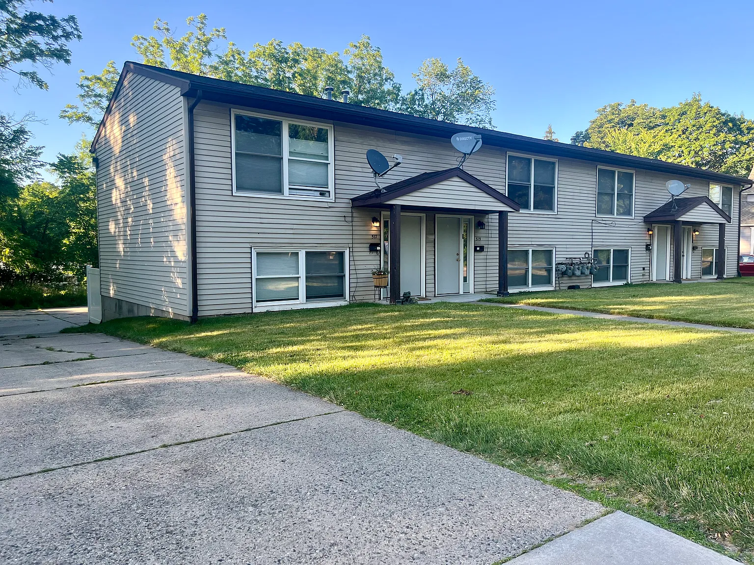 523 Cedar St NE — Photo 1