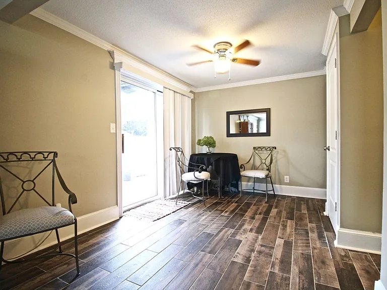 Plaza La Belle Apartments — Photo 20