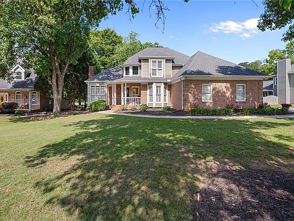 3rd image of 656 Clubland Cir SE