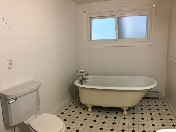 Bath 1- Master