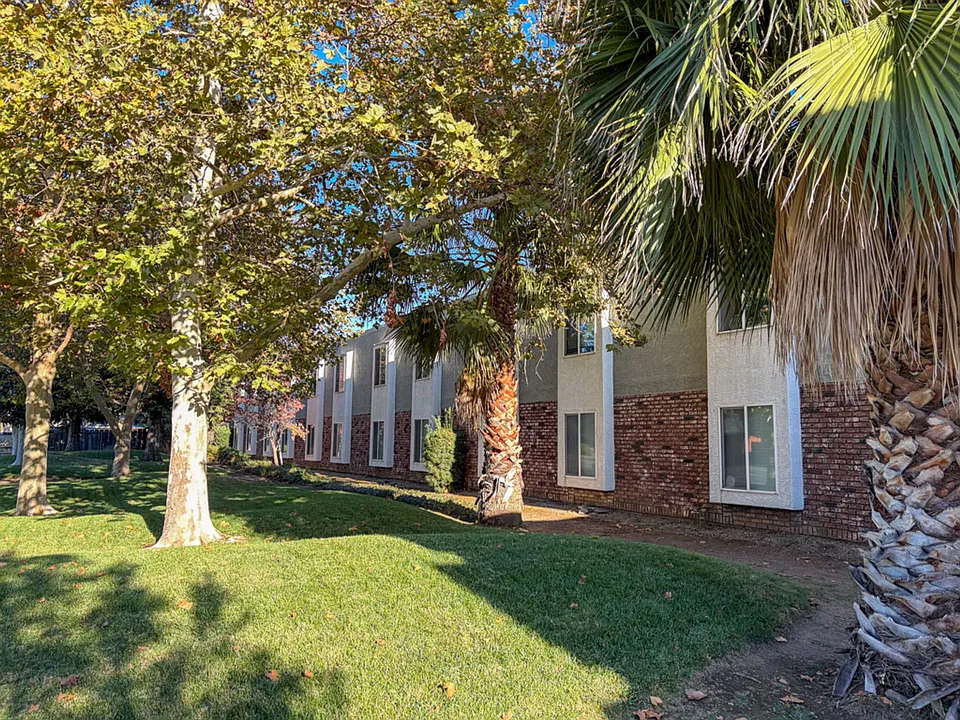 923 W East Ave