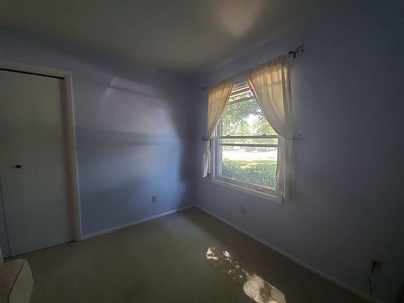 5th image of 102 Shirlane St