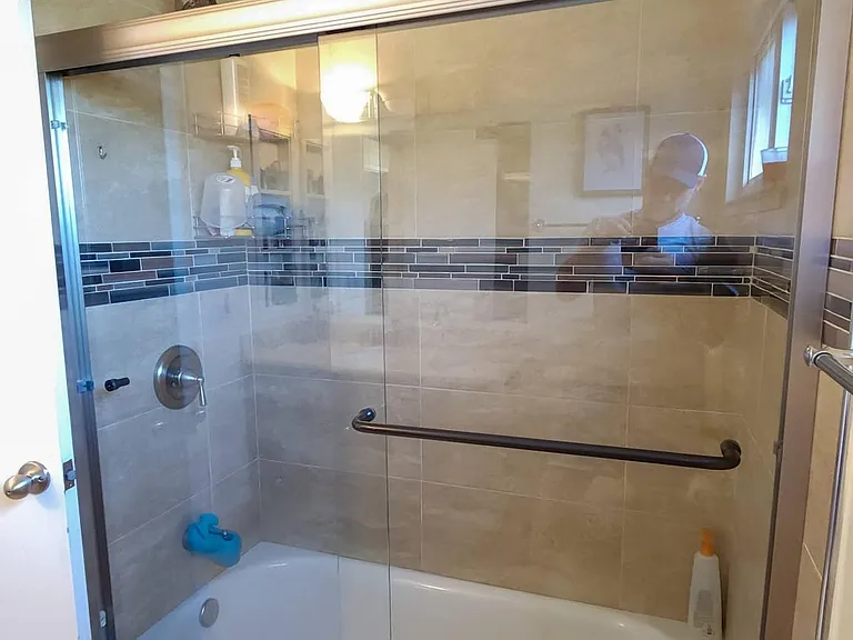 Full common rest room with bath