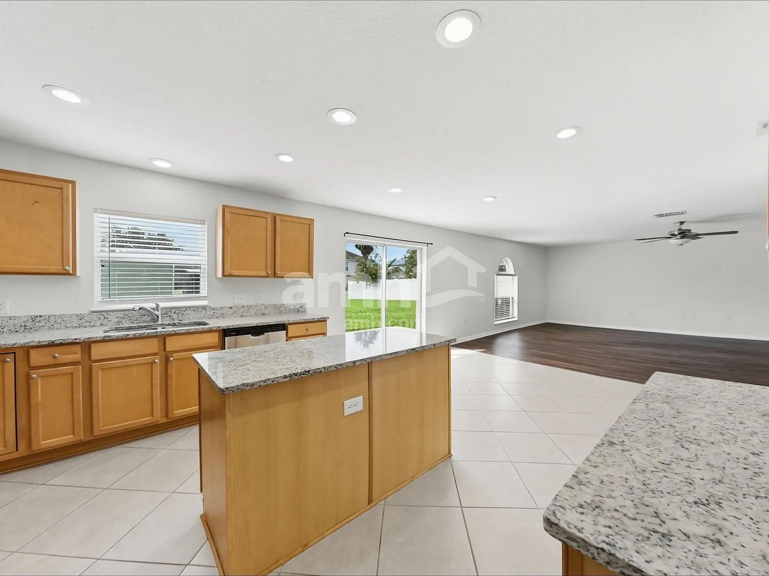 4 bed, 3.5 bath, 2800 sqft, $2,945 — Photo 4
