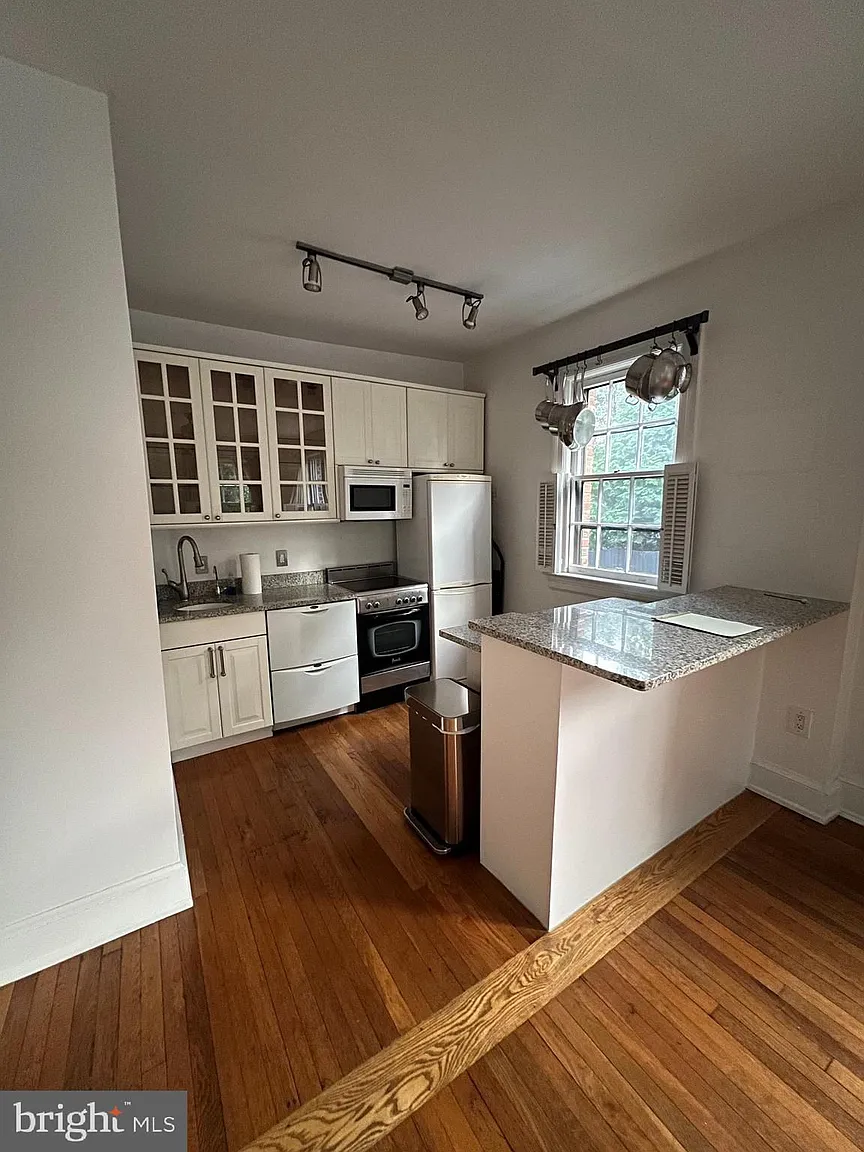 3120 R St NW APT 102 photo 1