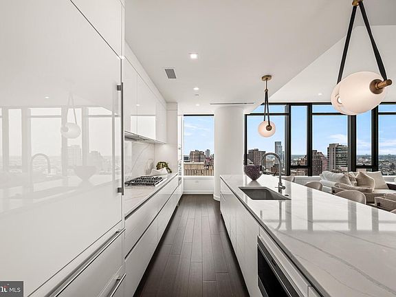 4th image of 1911 Walnut St Unit 3001
